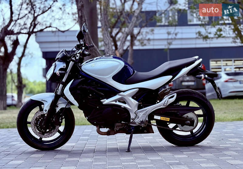 Мотоцикл Спорт-туризм Suzuki Gladius 400