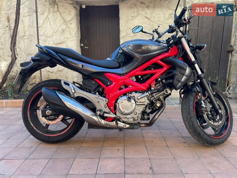 Мотоцикл Спорт-туризм Suzuki Gladius 400