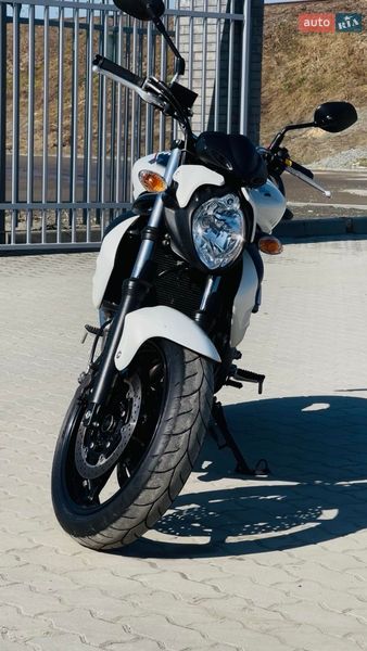 Спортбайк Suzuki Gladius 400