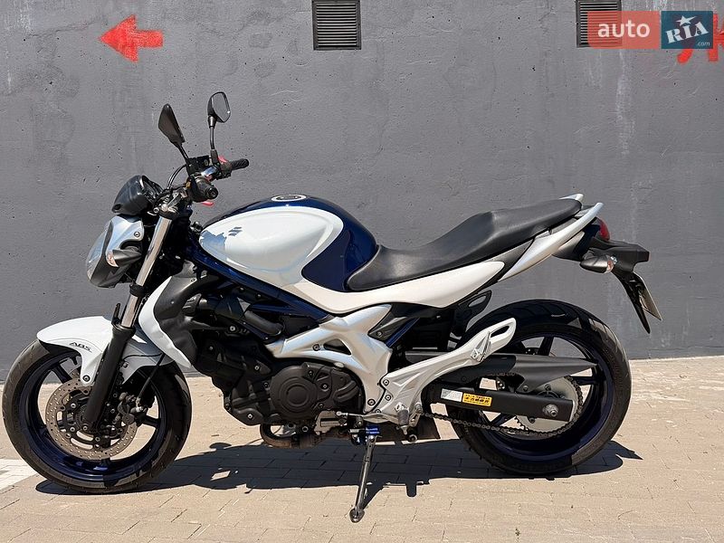 Мотоцикл Спорт-туризм Suzuki Gladius 400