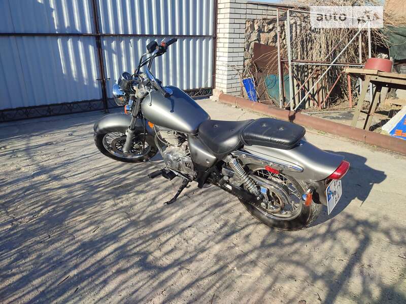 Мотоцикл Чоппер Suzuki GSR 250