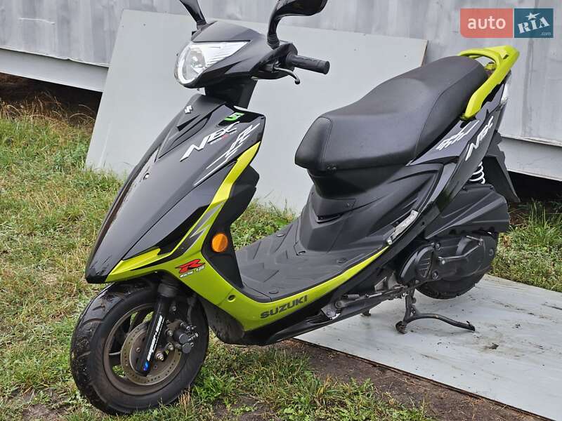 Максі-скутер Suzuki GSR 250
