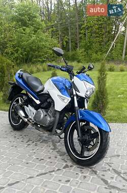 Suzuki GSR 250  2016