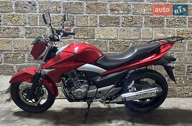 Suzuki GSR 250  2012
