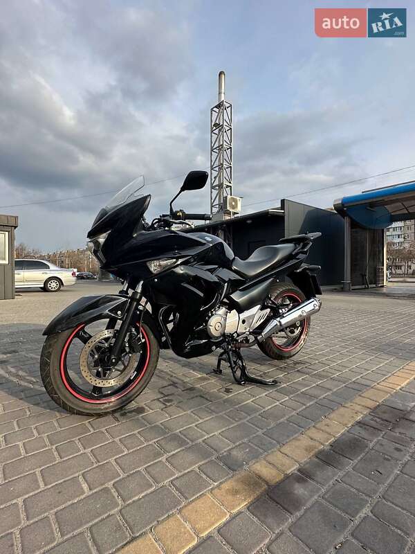 Мотоцикл Спорт-туризм Suzuki GSR 250