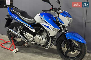 Suzuki GSR 250  2016