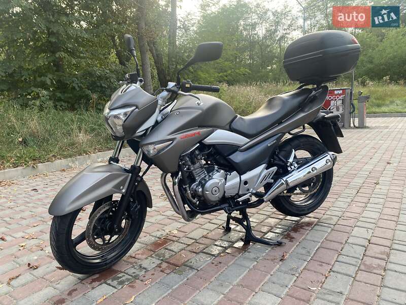 Мотоцикл Классик Suzuki GSR 250