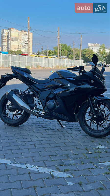 Спортбайк Suzuki GSR 250