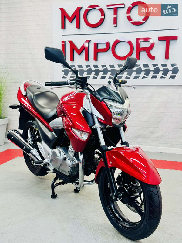 Спортбайк Suzuki GSR 250