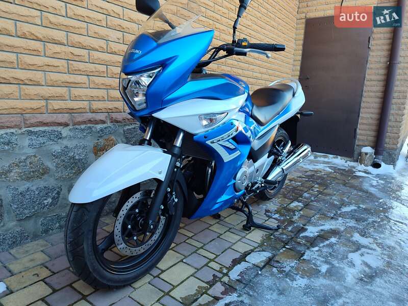 Мотоцикл Спорт-туризм Suzuki GSR 250