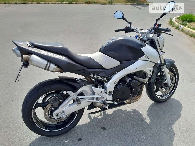 Спортбайк Suzuki GSR 600