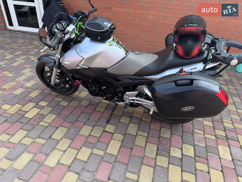 Мотоцикл Классик Suzuki GSR 600