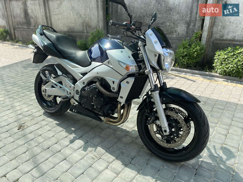 Спортбайк Suzuki GSR 600