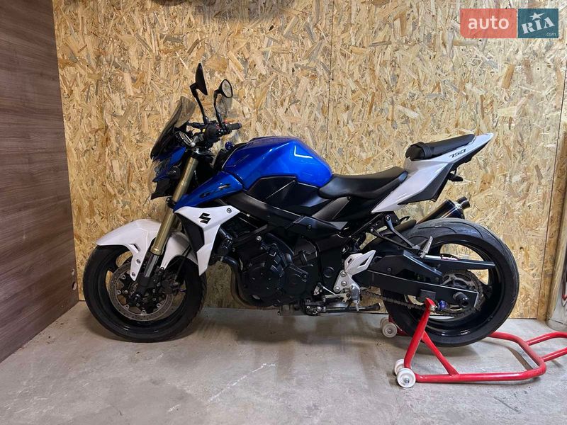 Мото Suzuki GSR 750