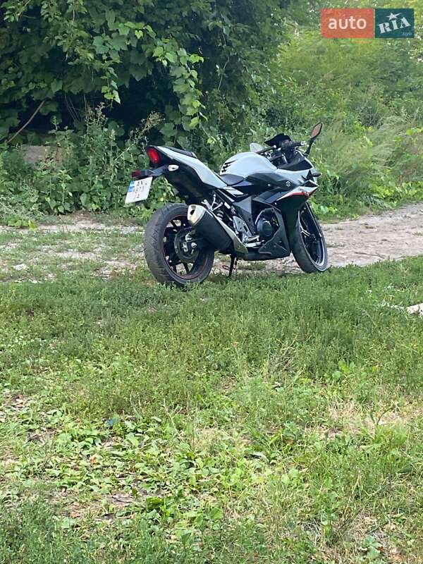 Спортбайк Suzuki GSX 250R