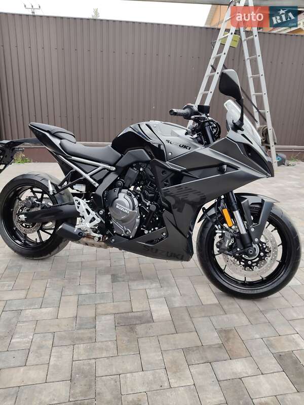 Спортбайк Suzuki GSX 8S