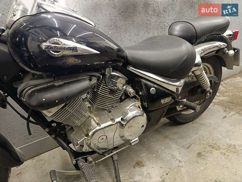 Мотоцикл Чоппер Suzuki Intruder 400 Classic