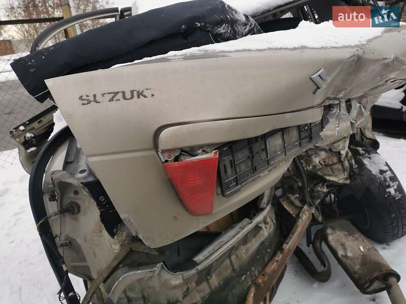 Седан Suzuki Liana