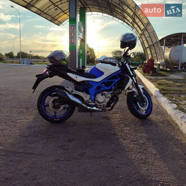 Мотоцикл Классик Suzuki SFV 400