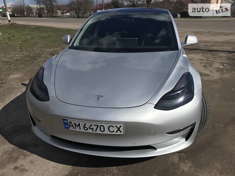 Седан Tesla Model 3