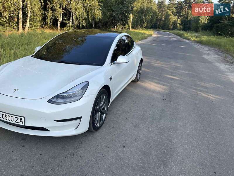 Ліфтбек Tesla Model 3