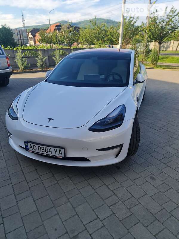 Седан Tesla Model 3 2021 в Мукачевому