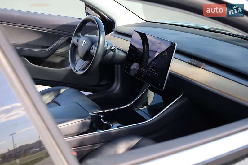 Седан Tesla Model 3 2019 в Мукачево