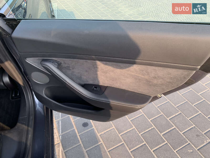Седан Tesla Model 3 2021 в Львові