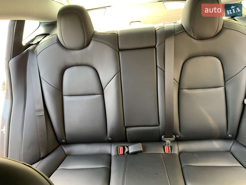 Седан Tesla Model 3 2021 в Львові