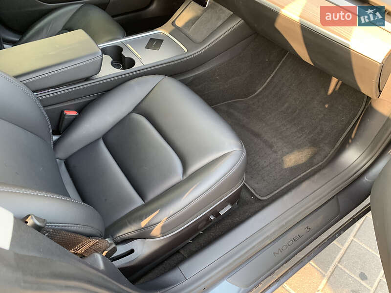 Седан Tesla Model 3 2021 в Львові