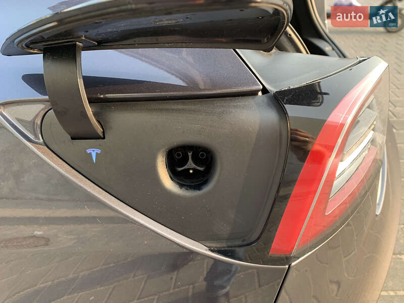 Седан Tesla Model 3 2021 в Львові