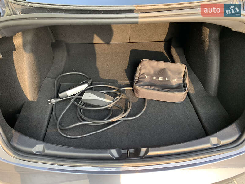 Седан Tesla Model 3 2021 в Львові