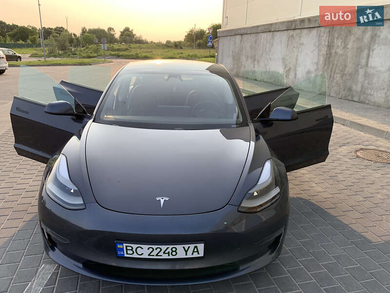 Седан Tesla Model 3 2021 в Львові