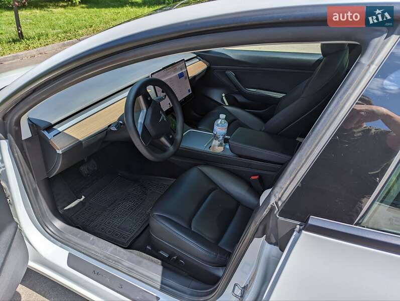 Седан Tesla Model 3 2020 в Ровно