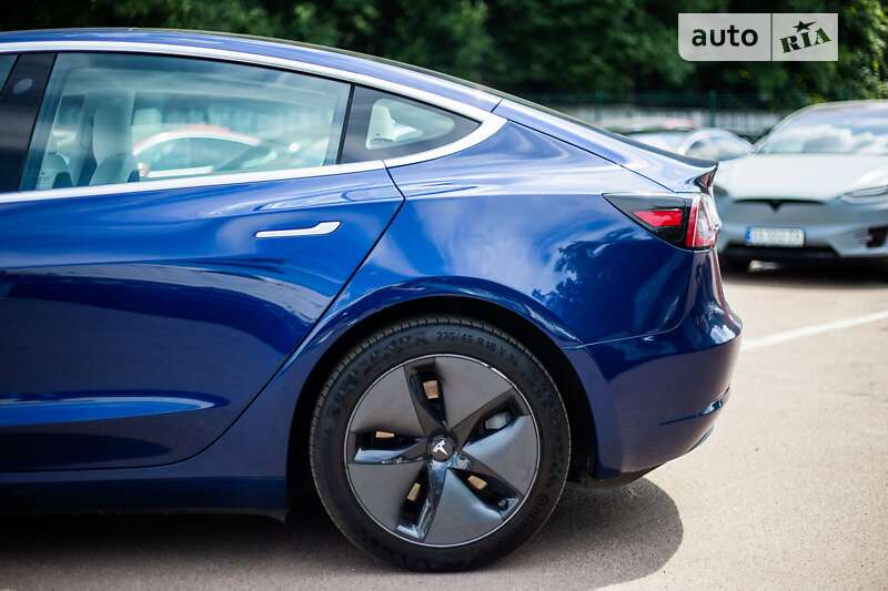 Седан Tesla Model 3 2018 в Киеве