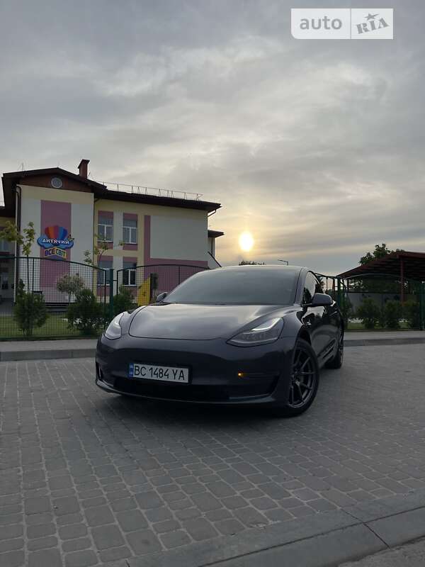 Седан Tesla Model 3 2021 в Львове