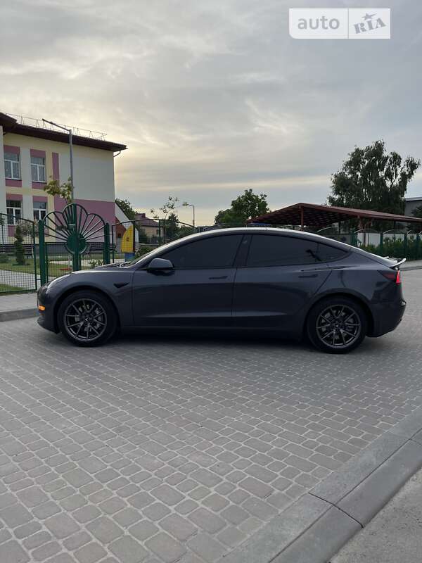 Седан Tesla Model 3 2021 в Львове