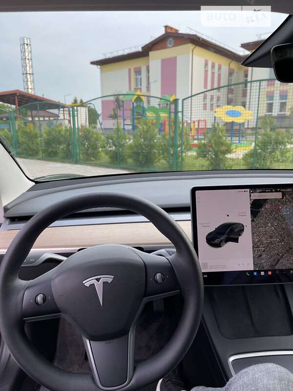 Седан Tesla Model 3 2021 в Львове
