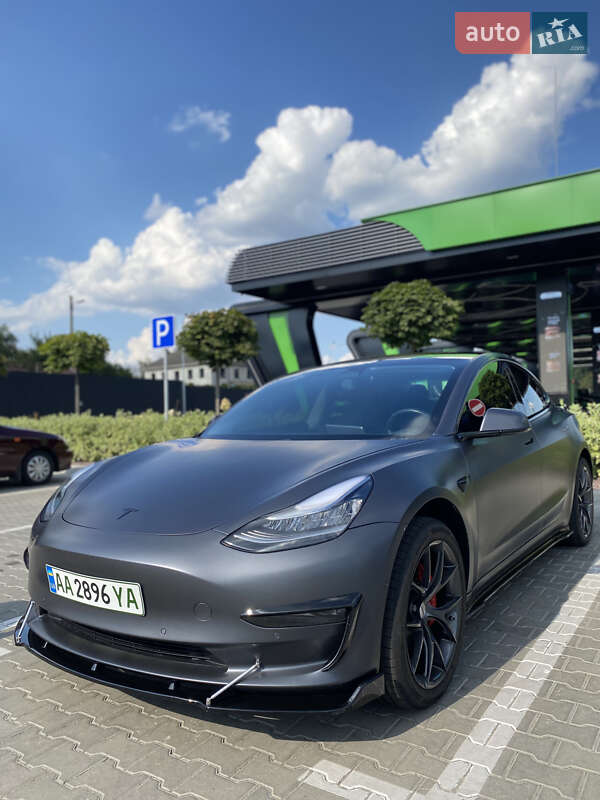 Седан Tesla Model 3 2018 в Києві