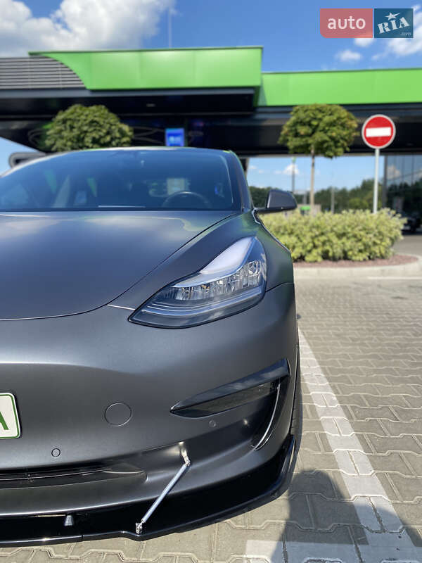 Седан Tesla Model 3 2018 в Києві