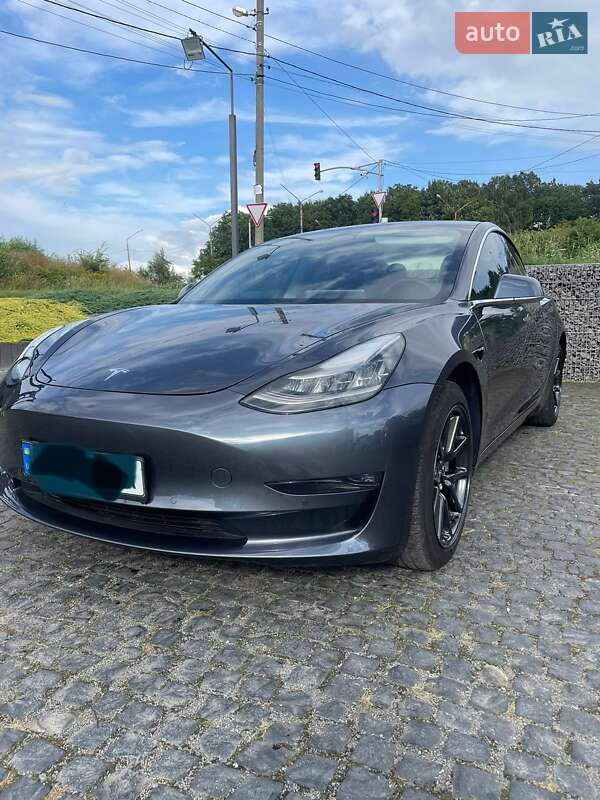Легкові Tesla Model 3
