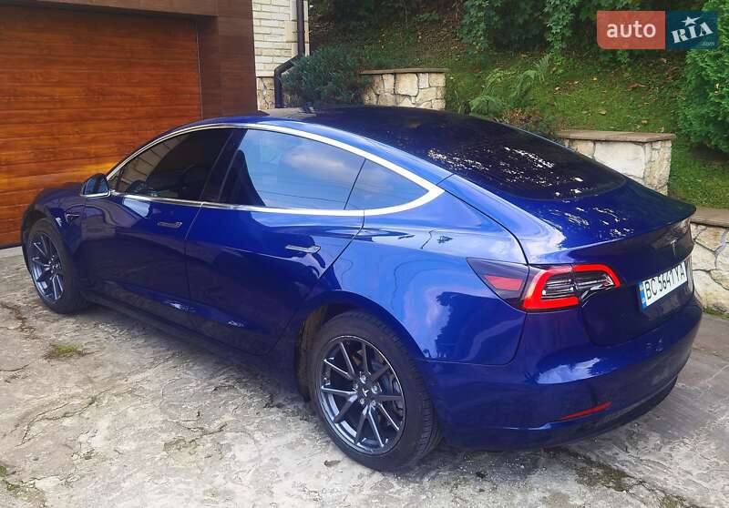 Седан Tesla Model 3 2018 в Львове