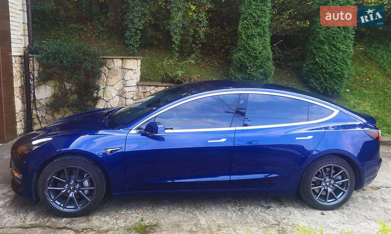 Седан Tesla Model 3 2018 в Львове