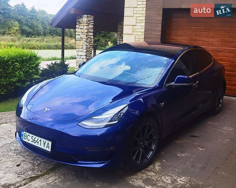 Седан Tesla Model 3 2018 в Львове