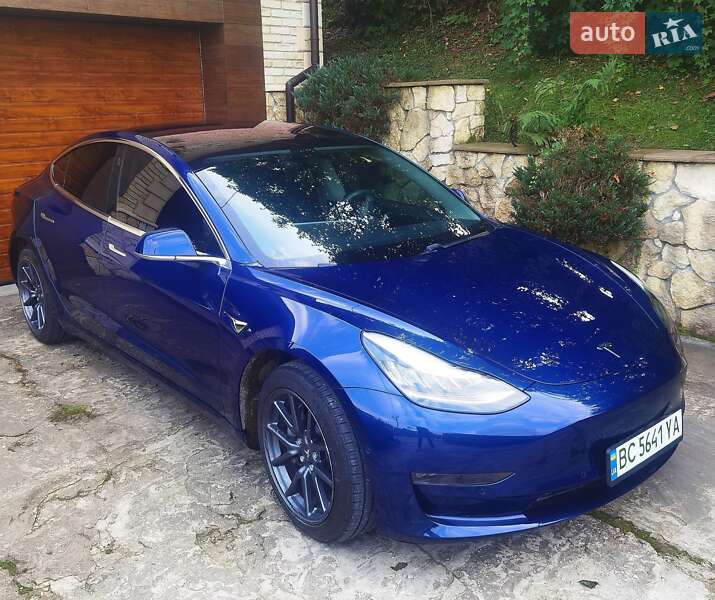 Седан Tesla Model 3 2018 в Львове