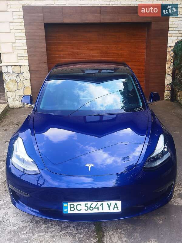 Седан Tesla Model 3 2018 в Львове