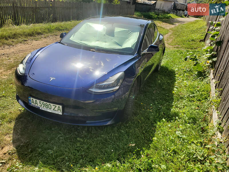 Седан Tesla Model 3