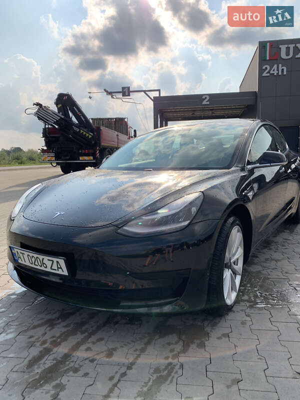 Седан Tesla Model 3 2019 в Калуші