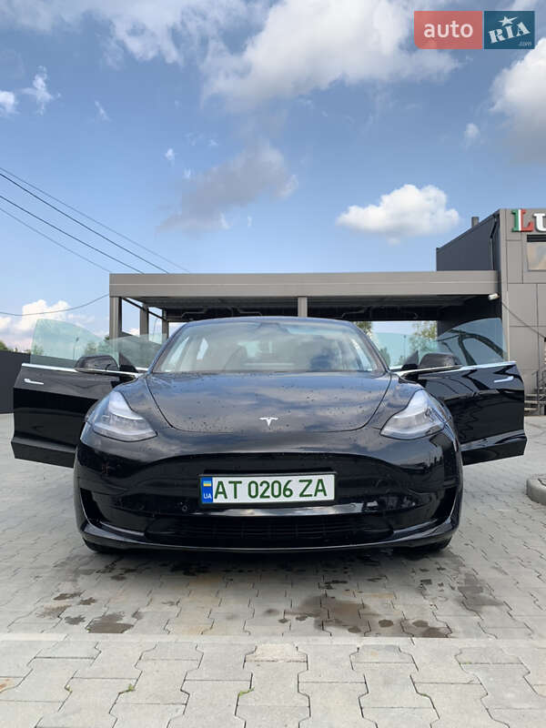 Седан Tesla Model 3 2019 в Калуші
