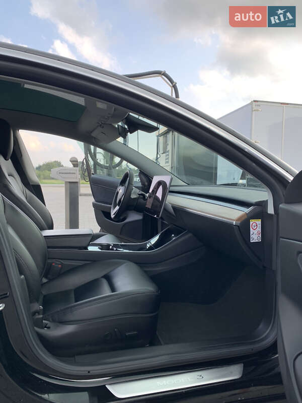 Седан Tesla Model 3 2019 в Калуші